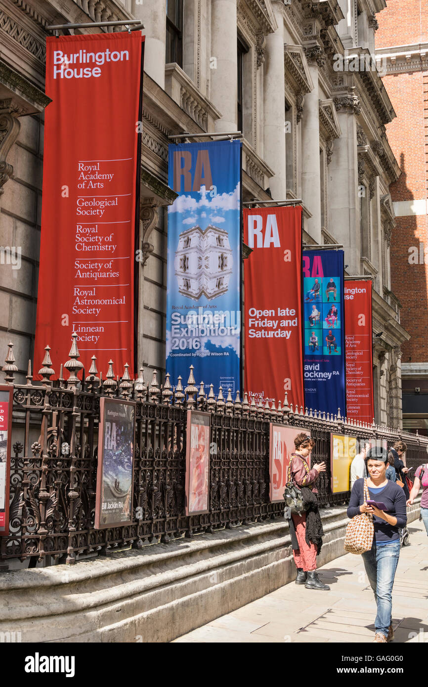 Fachada exterior de la Royal Academy of Arts de Londres, Reino Unido Foto de stock