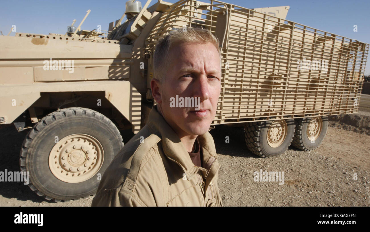 SGT Stan Keeley, de 31 años, de Stockport, mecánico y artillero con los Royal Hussars del Rey, con un vehículo militar Mastiff. Foto de stock