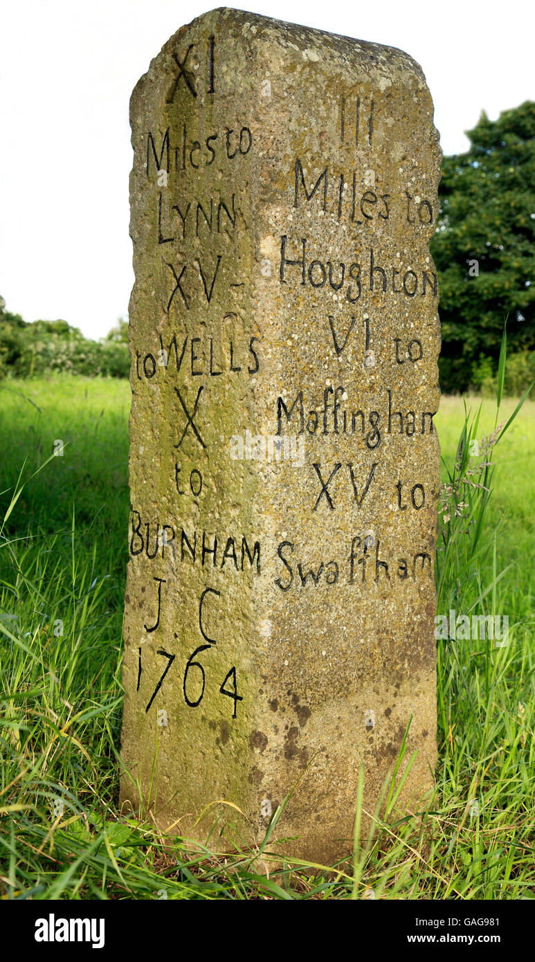 Hito de fecha 1764, Anmer, Norfolk, kilometraje de Houghton, Massingham, Swaffham, Kings Lynn, pozos, Burnham. Las iniciales "J.C." Foto de stock