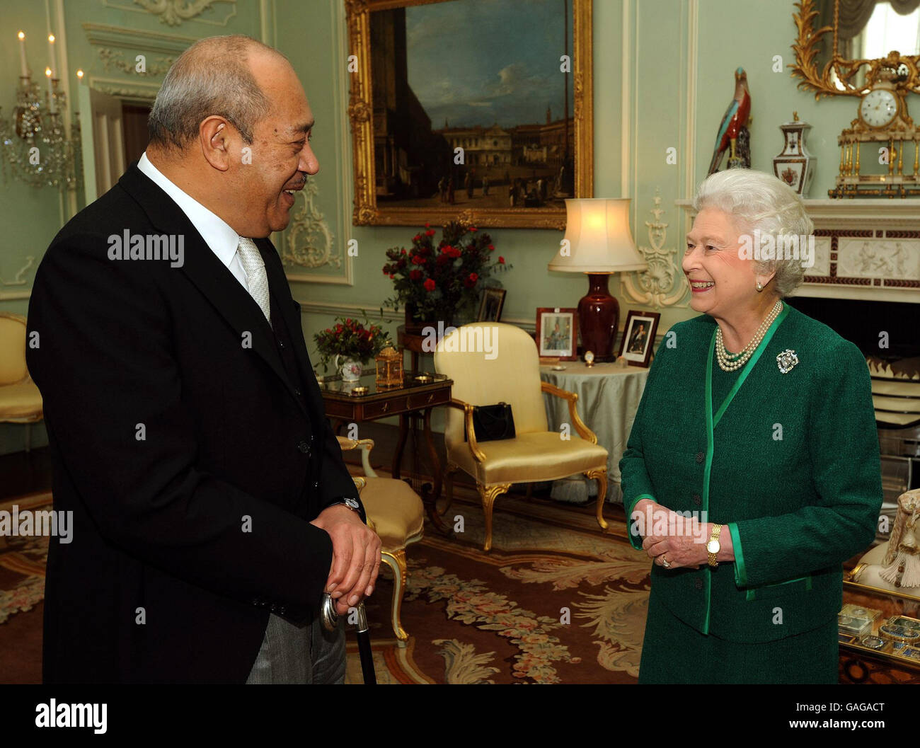 La Reina Isabel II se mueve de la mano con el Rey George Tupou V de Tonga, durante una reunión privada en el Palacio de Buckingham. Foto de stock