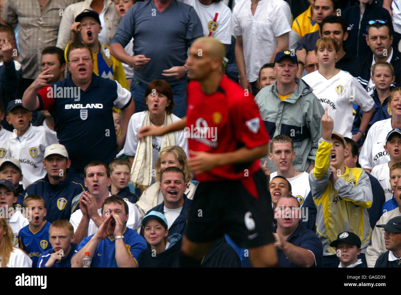 Los Fans De Leeds United Gritan Abuso En El Manchester United En Rio Ferdinand Fotografia De Stock Alamy