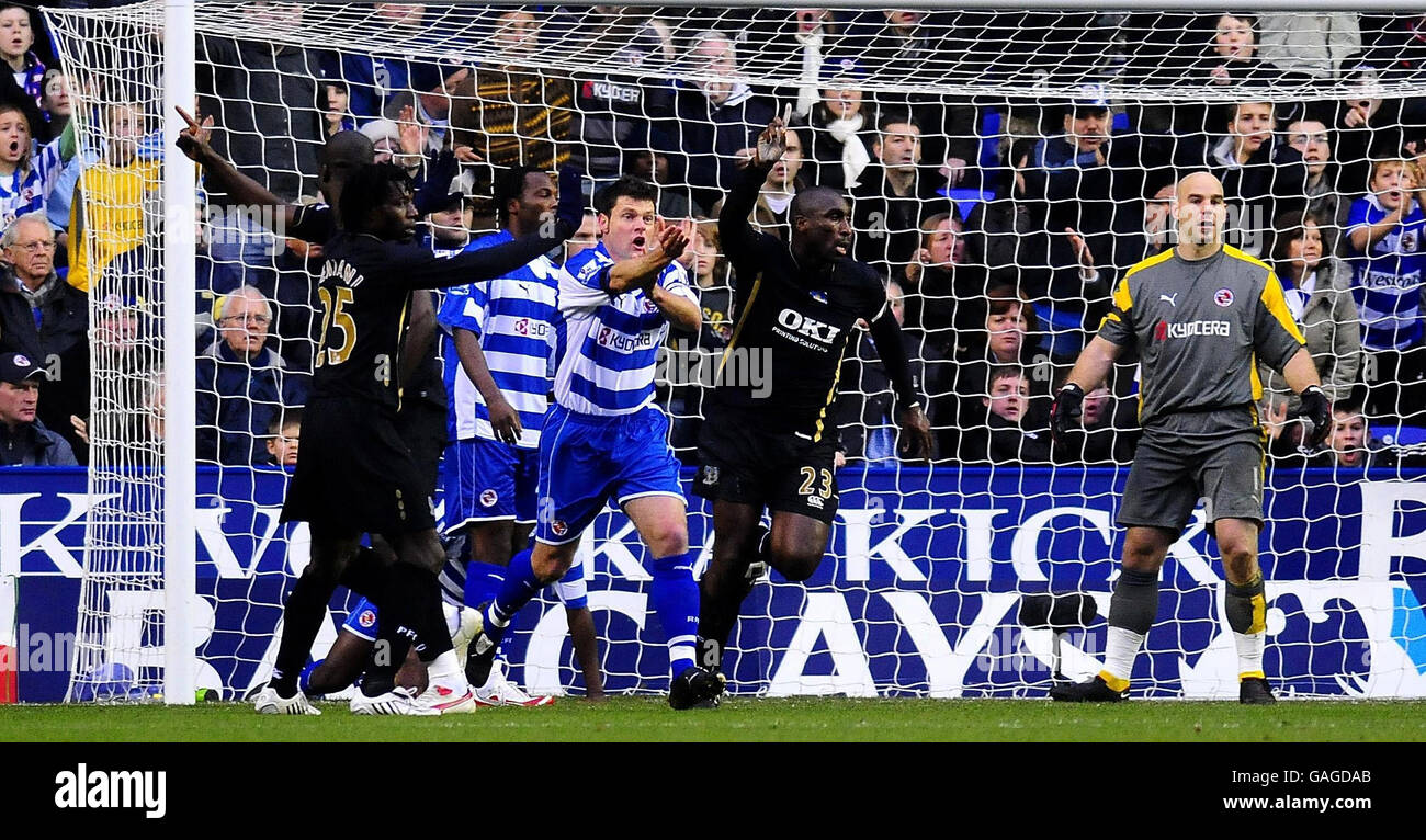 Fútbol - Barclays Premier League - Lectura v Portsmouth - Estadio Madejski Foto de stock