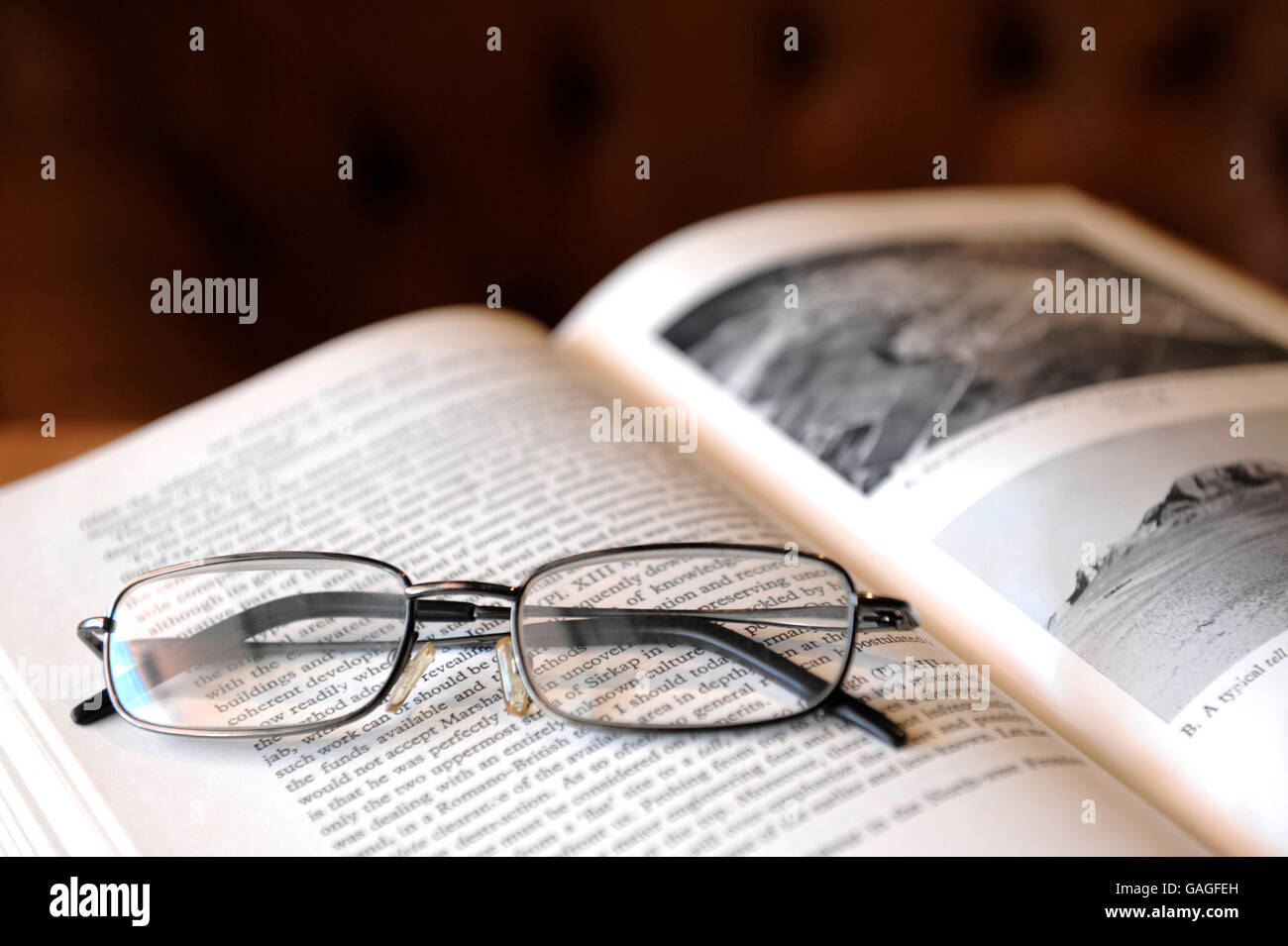 Gafas de lectura en la parte superior del libro de la antigüedad Foto de stock