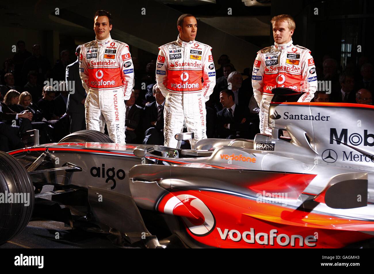 Los conductores de Vodafone McLaren Mercedes, de izquierda a derecha, Gary  Paffet, Lewis Hamilton y Heikki Kovalainen durante el lanzamiento del  Vodafone McLaren Mercedes MP4-23 en el Museo Mercedes-Benz, Stuttgart  Fotografía de