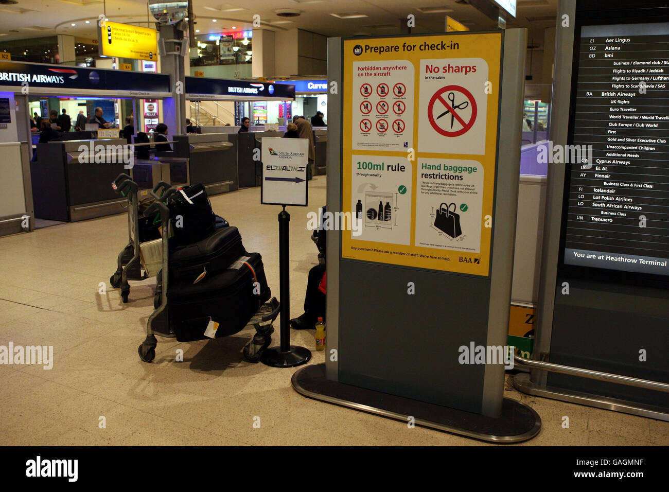 Las restricciones de equipaje de mano para los pasajeros que salen de la  terminal 1 del aeropuerto de Heathrow en el oeste de Londres, se han  relajado hoy Fotografía de stock - Alamy