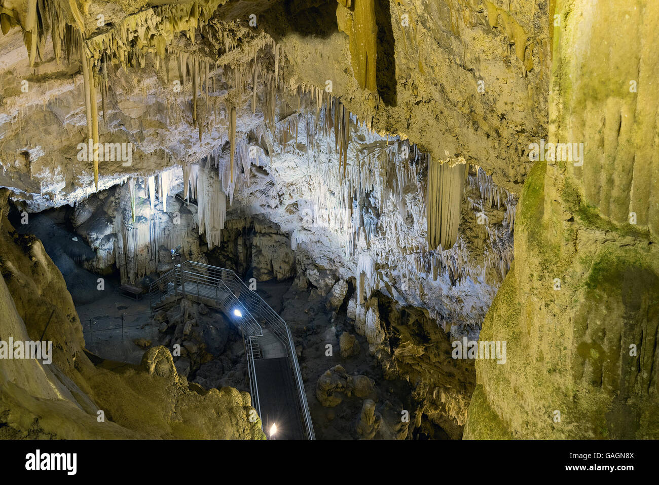 La cueva de Antiparos llena de estalactitas y estalagmitas. Foto de stock