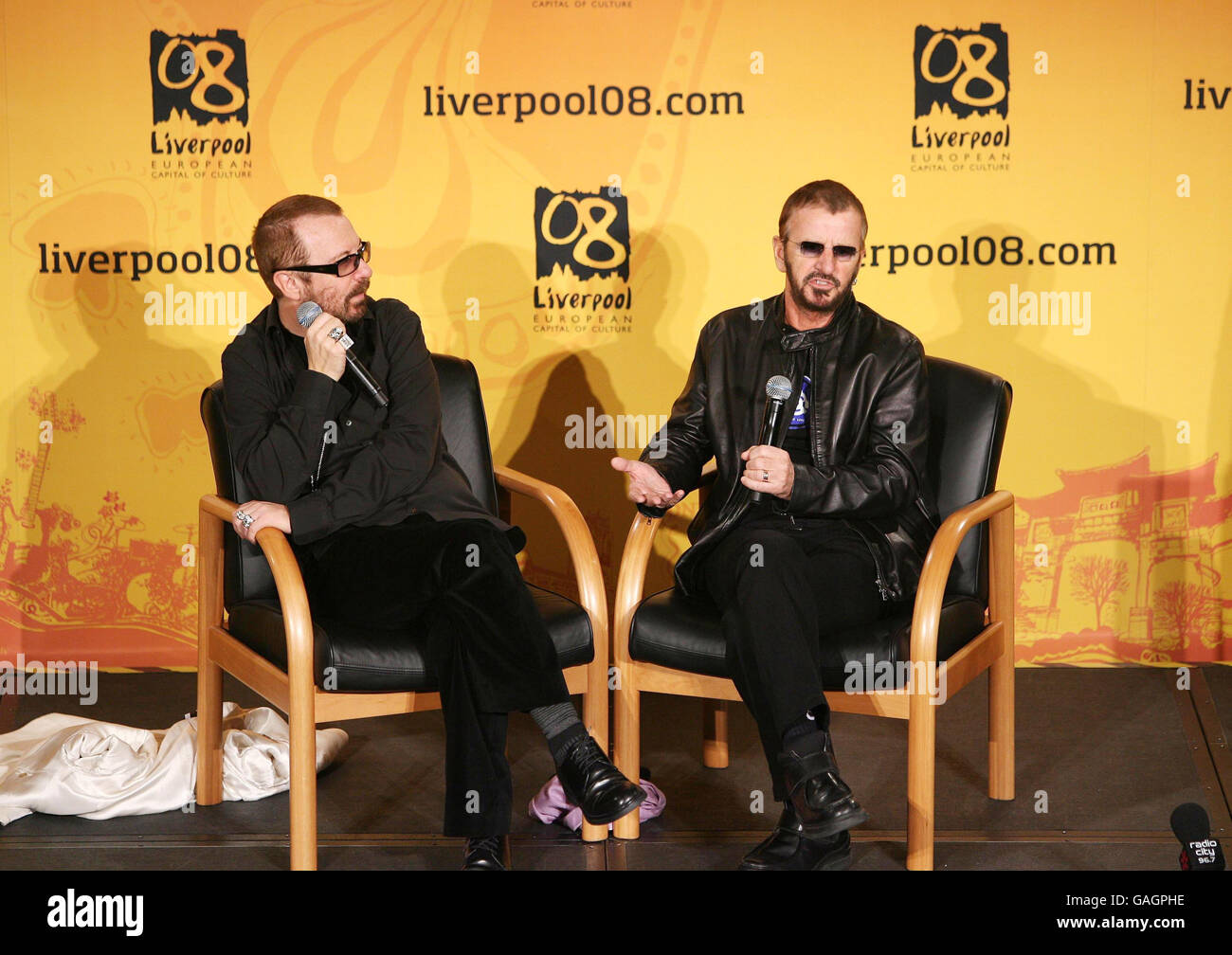 El ex-Beatle Ringo Starr (derecha) celebra una conferencia de prensa con  Dave Stewart (izquierda) en el St George's Hall de Liverpool antes de la  noche de lanzamiento del año de la Capital