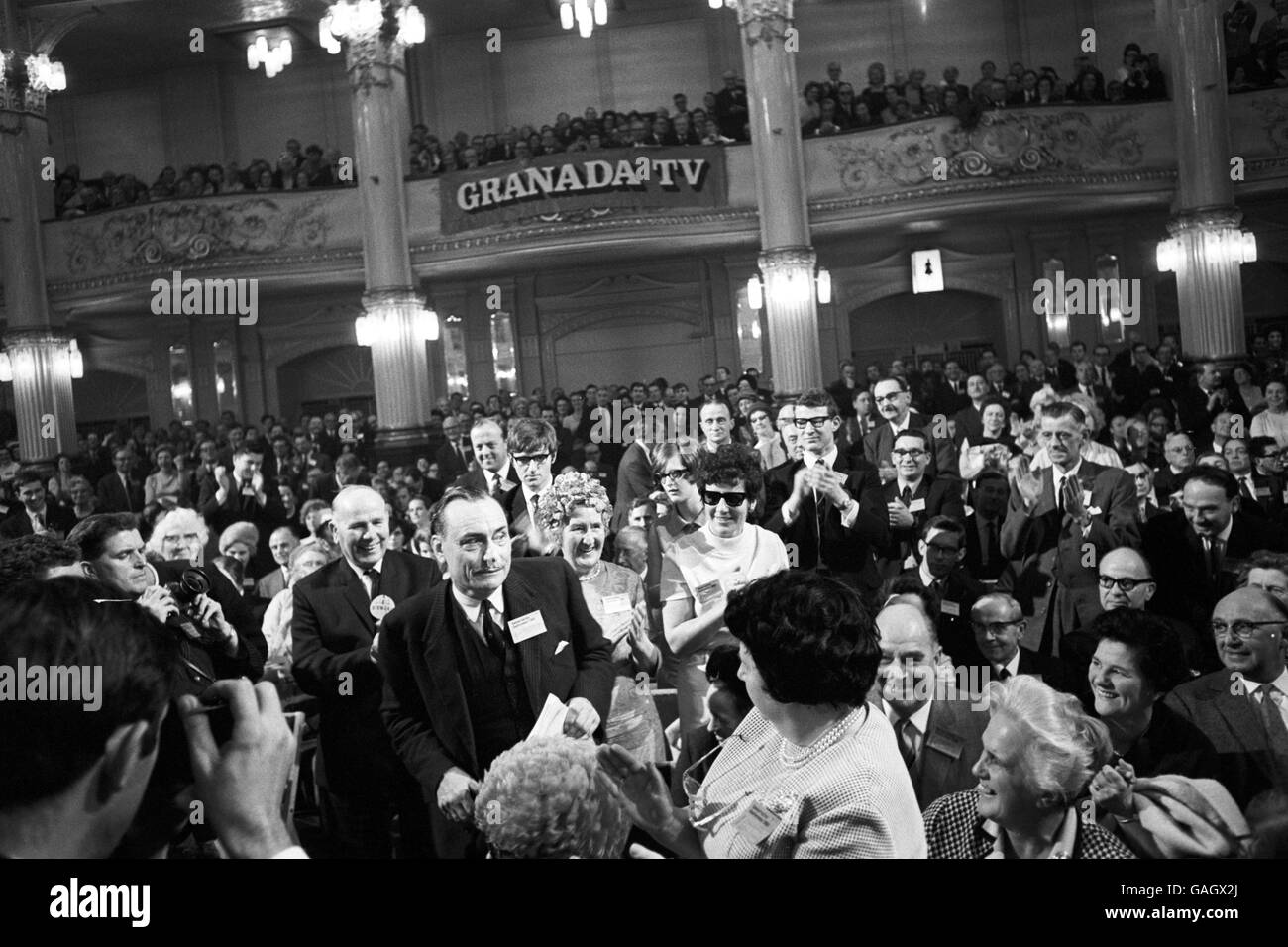 Enoc Powell es aplaudido de vuelta a su escaño después de dirigirse a la Conferencia del Partido Conservador durante el debate sobre inmigración. Foto de stock