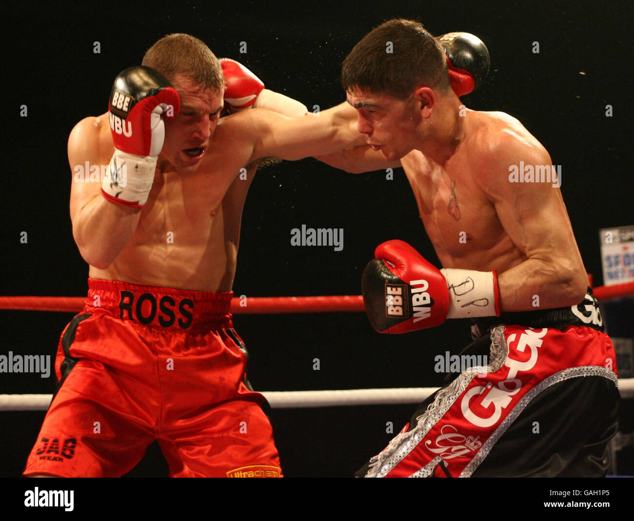 Ross Minter (izquierda) y Michael Jennings en acción durante la pelea WBU Welterweight Title en Excel Arena, Londres. Foto de stock