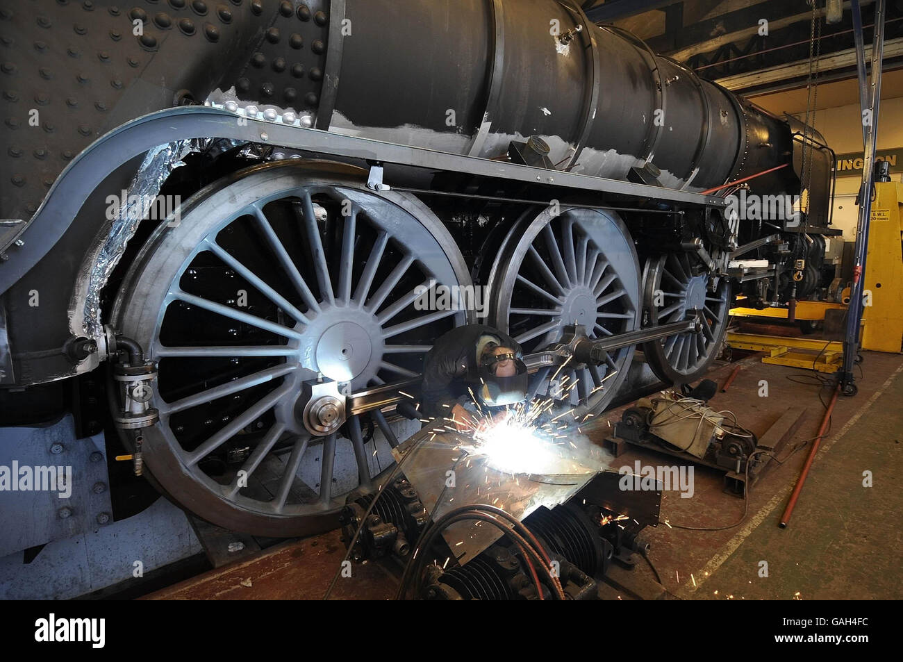 Una soldadora trabajando en Tornado, la primera locomotora de vapor lista para la línea principal que se construirá en Gran Bretaña durante casi 50 años, que está en construcción en un taller en Darlington. Foto de stock