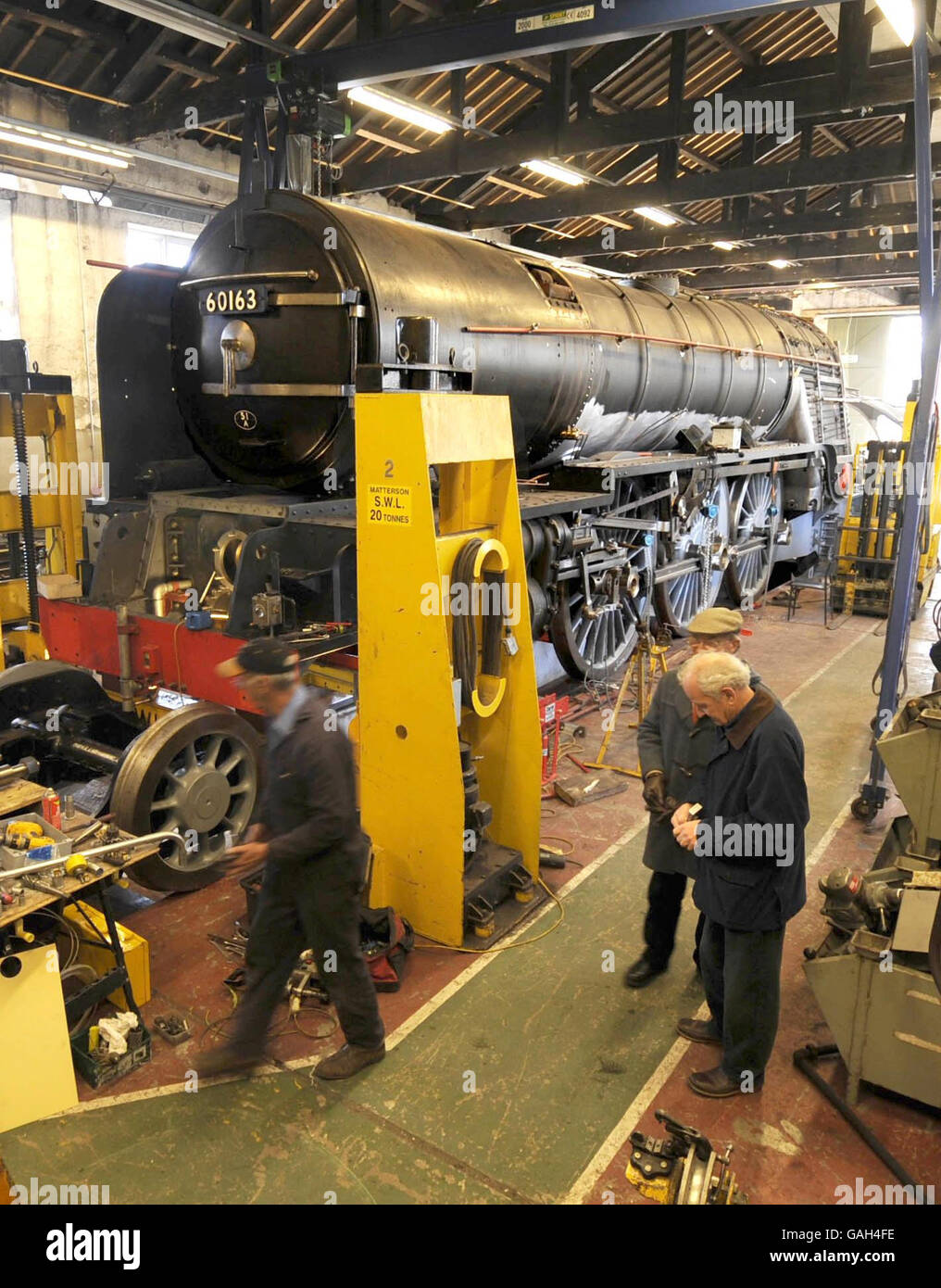 Ingenieros trabajando en Tornado, la primera locomotora de vapor lista para la línea principal que se construirá en Gran Bretaña durante casi 50 años, que está en construcción en un taller en Darlington. Foto de stock