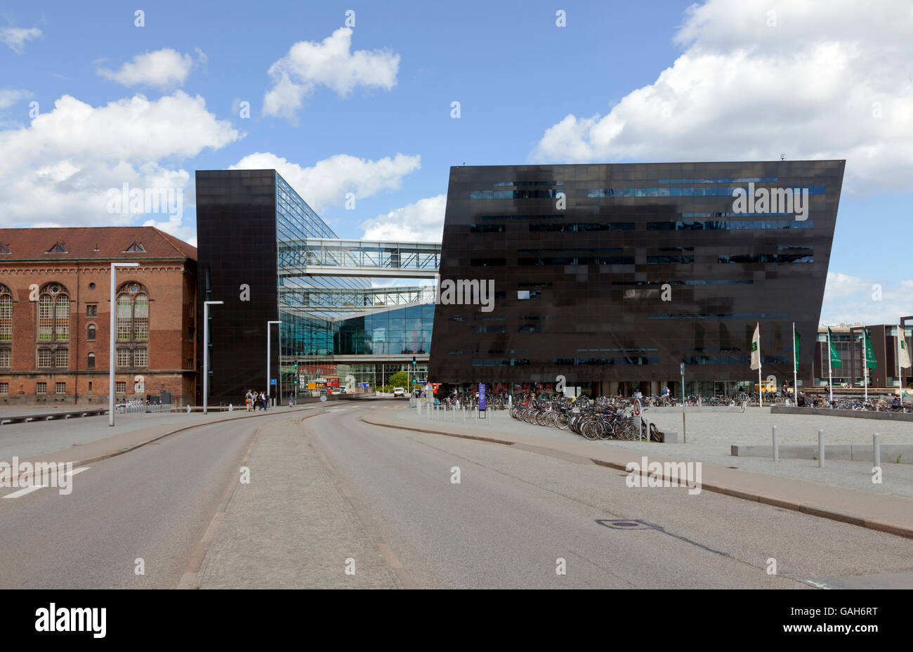Por favor No pretencioso sin embargo La Biblioteca Real, el Diamante Negro, Den Sorte Diamant, en el puerto de  Copenhague visto desde el Søren Kirkegaards Square Fotografía de stock -  Alamy