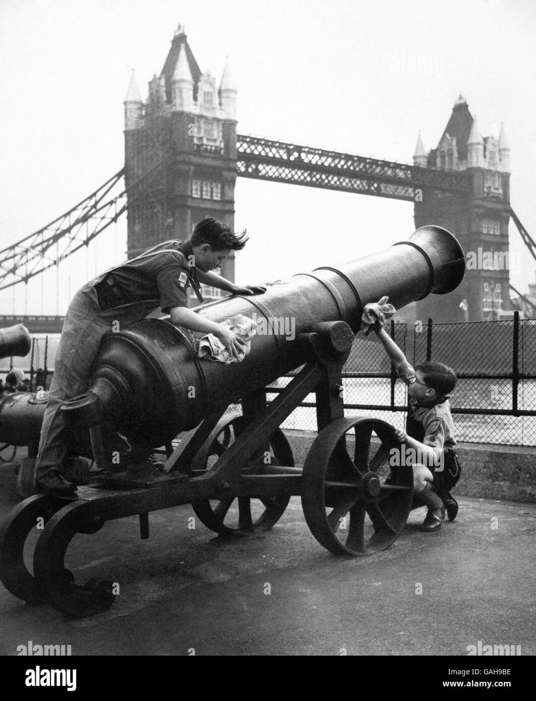 En el fondo del Tower Bridge, Alan Chapman (izquierda) de Paddington y John Newton limpiaron un arma rusa capturada en Sebastopol en el siglo pasado. Foto de stock
