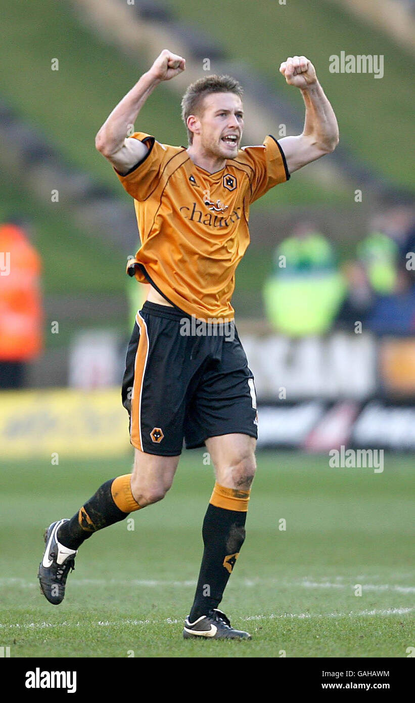 Rob Edwards, de Wolverhampton Wanderers, celebra el marcador contra Stoke City durante el partido del Campeonato de Coca-Cola en Molineux, Wolverhampton. Foto de stock