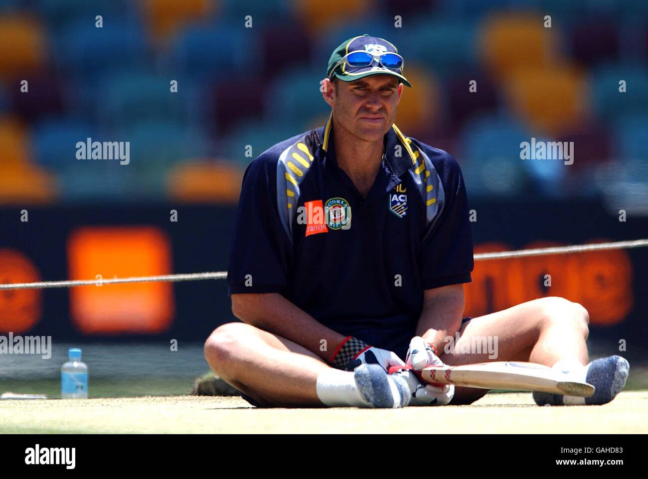 Matthew Hayden de Australia se sienta en el campo en EL GABBA durante una sesión opcional de redes. Foto de stock