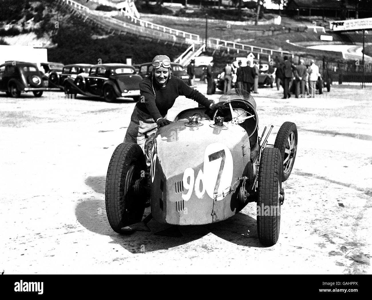 Carreras de motores. Fay Taylour empujando su coche Foto de stock