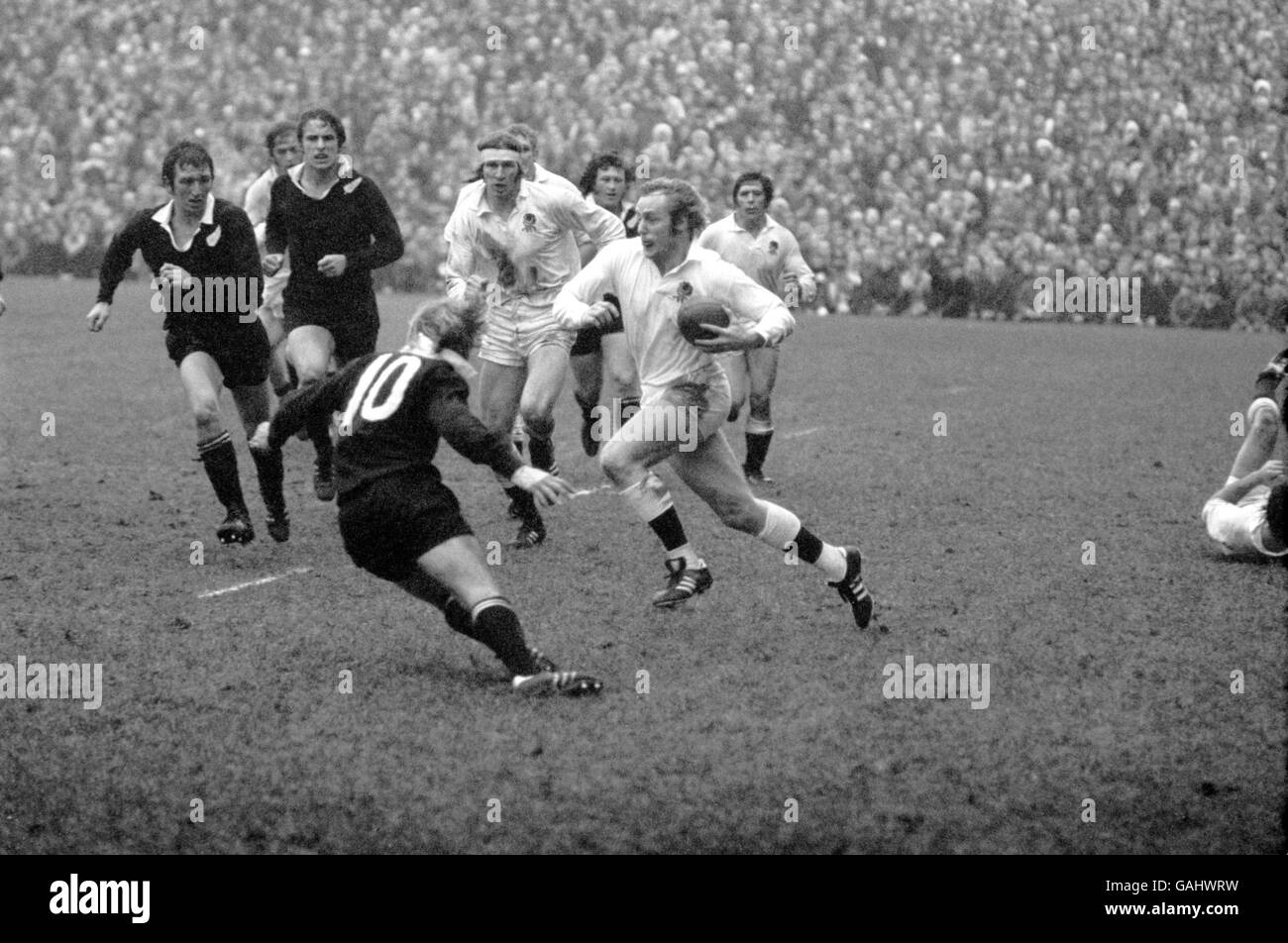Rugby Union - New Zealand Tour of Britain 1972-73 - England contra Nueva Zelanda. Ian Stevens (10), de Nueva Zelanda, se enfrenta a David Duckham (r), de Inglaterra. Foto de stock