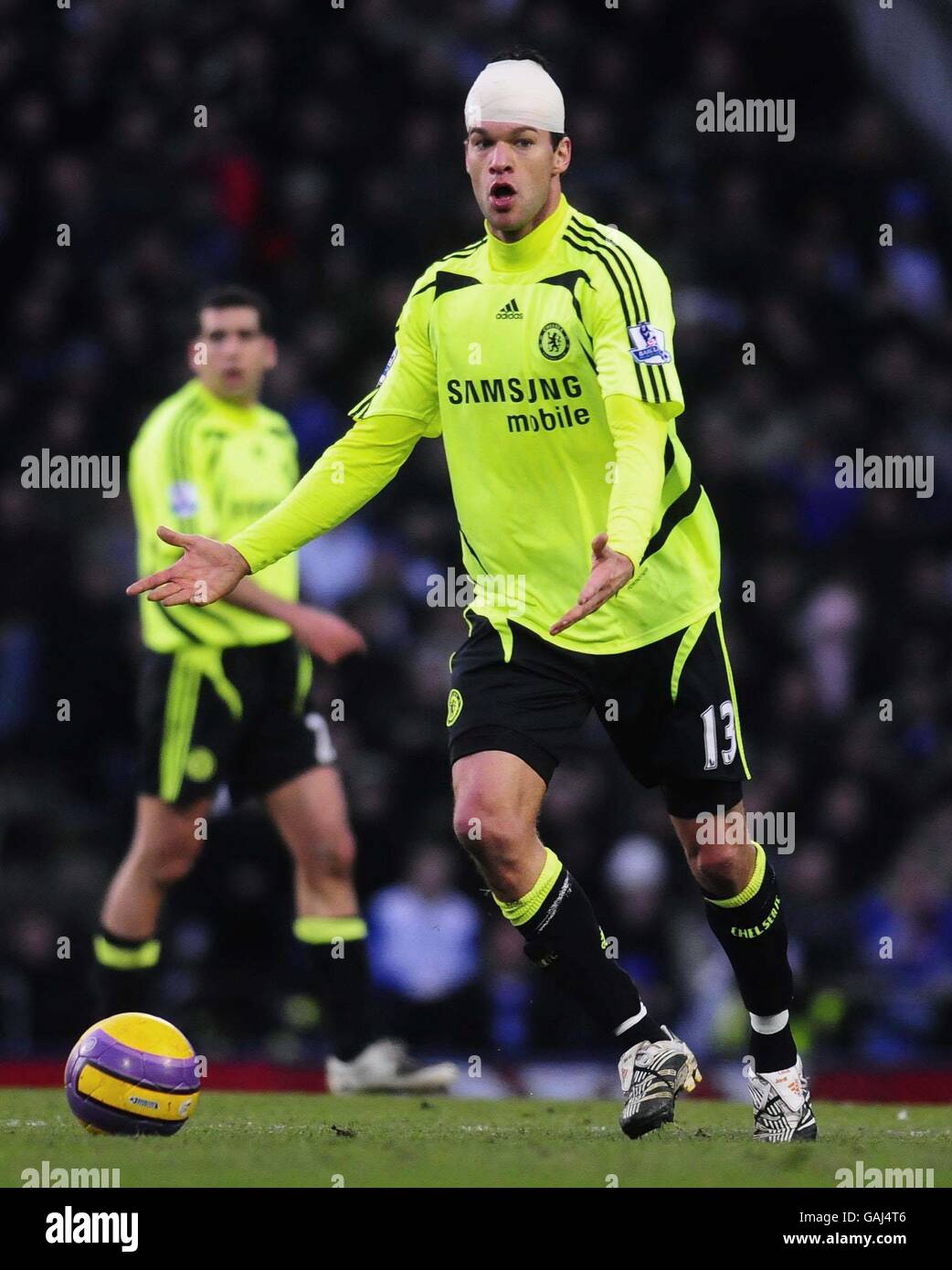 Michael Ballack del Chelsea en acción durante el partido de la Liga Premier de Barclay en Fratton Park, Portsmouth. Foto de stock