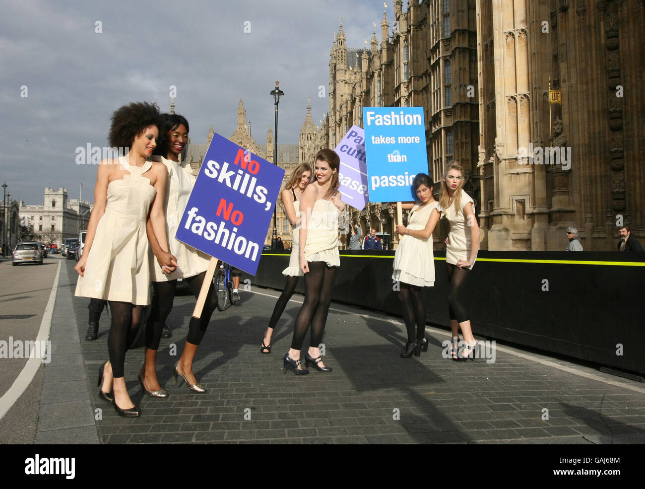 Para marcar el lanzamiento de la campaña "no Skills, no Fashion", los modelos llevan artículos de aseo (el primer "set-up" técnico de un diseñador de moda de una prenda) y posan fuera de las Casas del Parlamento en el centro de Londres. Foto de stock