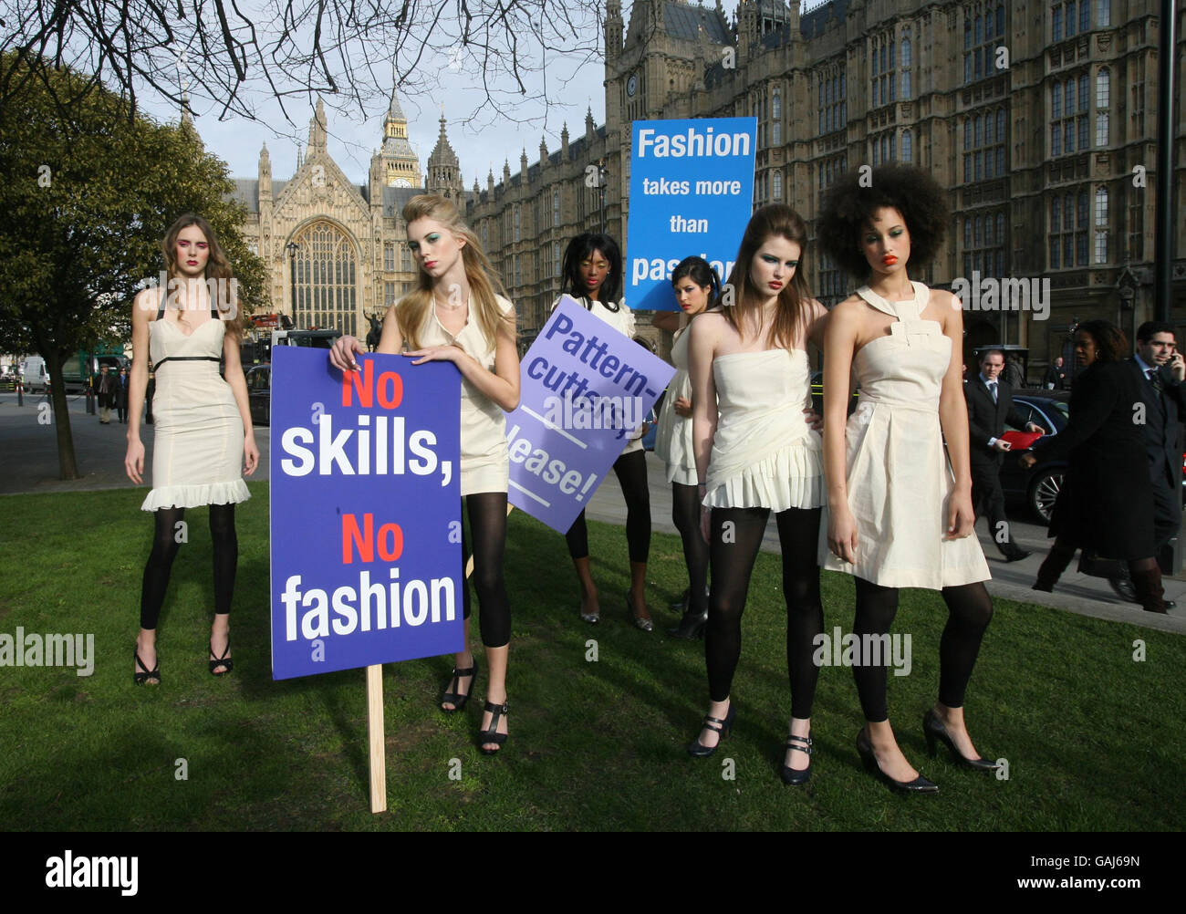 Para marcar el lanzamiento de la campaña "no Skills, no Fashion", los modelos llevan artículos de aseo (el primer "set-up" técnico de un diseñador de moda de una prenda) y posan fuera de las Casas del Parlamento en el centro de Londres. Foto de stock