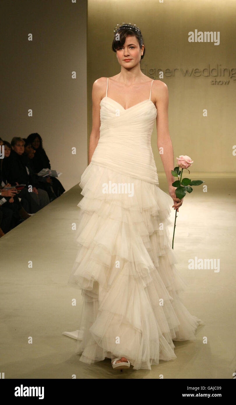 Vera wang wedding dress fotografías e imágenes de alta resolución - Alamy