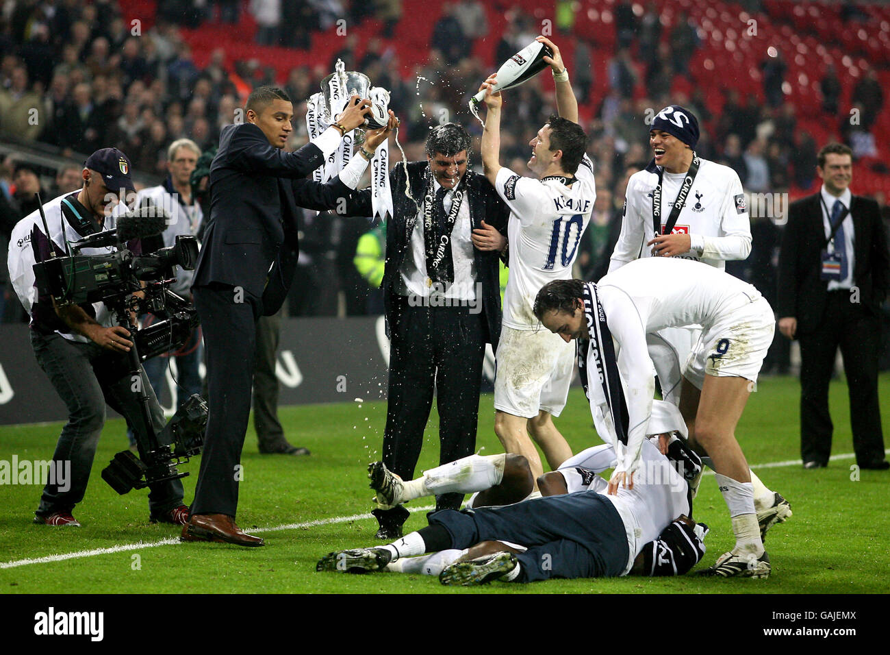 El gerente del Tottenham Hotspur, Juande Ramos, se empapa con champán  Robbie Keane (r Fotografía de stock - Alamy