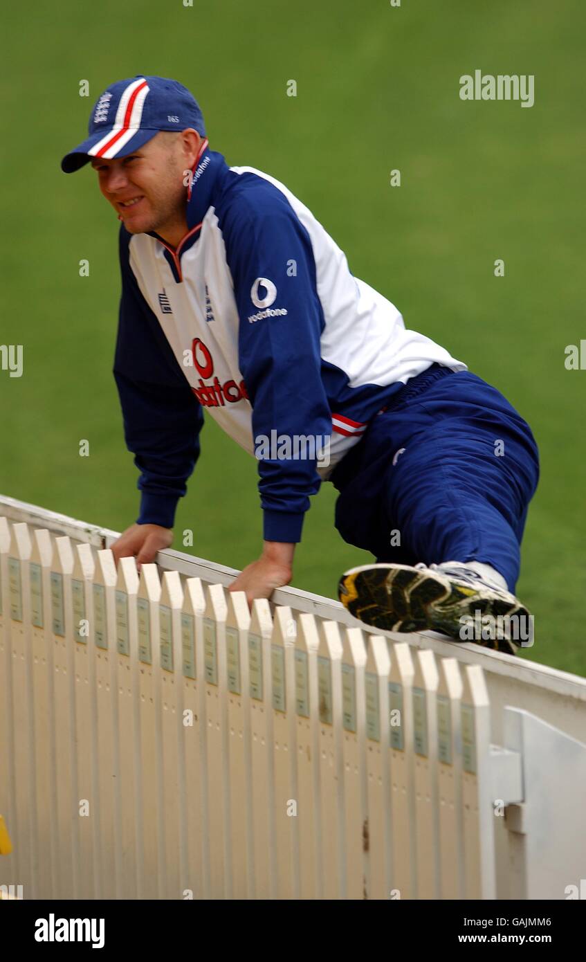 Matthew Hoggard de Inglaterra durante una sesión opcional de redes en el Adelaide Oval después de su pérdida en la segunda prueba a Australia. Foto de stock