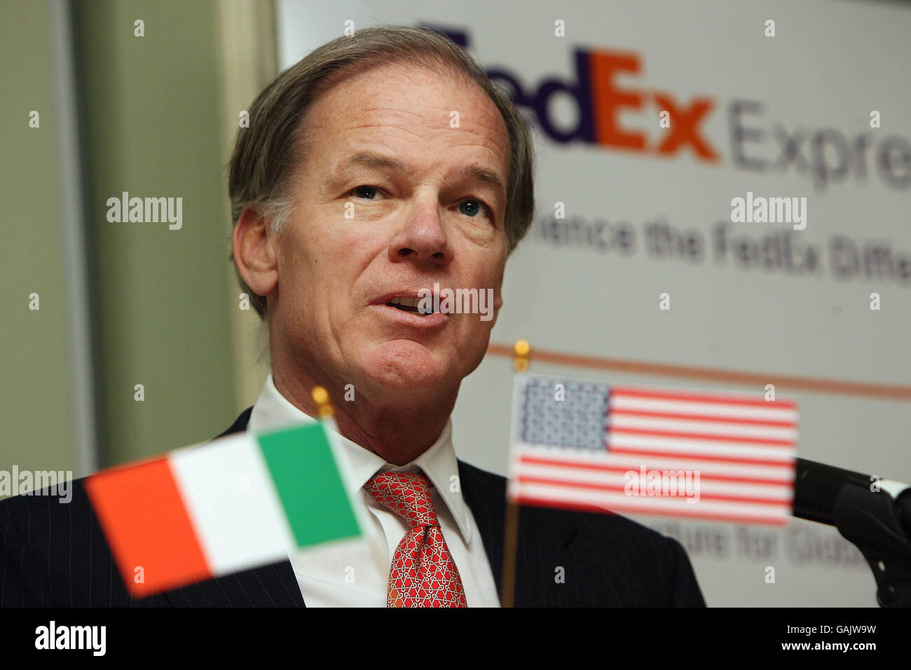 El Embajador de los Estados Unidos en Irlanda, Thomas C. Foley, cuyo mandato diplomático está previsto que termine a principios del próximo año, habló en el almuerzo anual que celebra el Instituto de Directores de Irlanda en el hotel Four Seasons de Dublín. Foto de stock