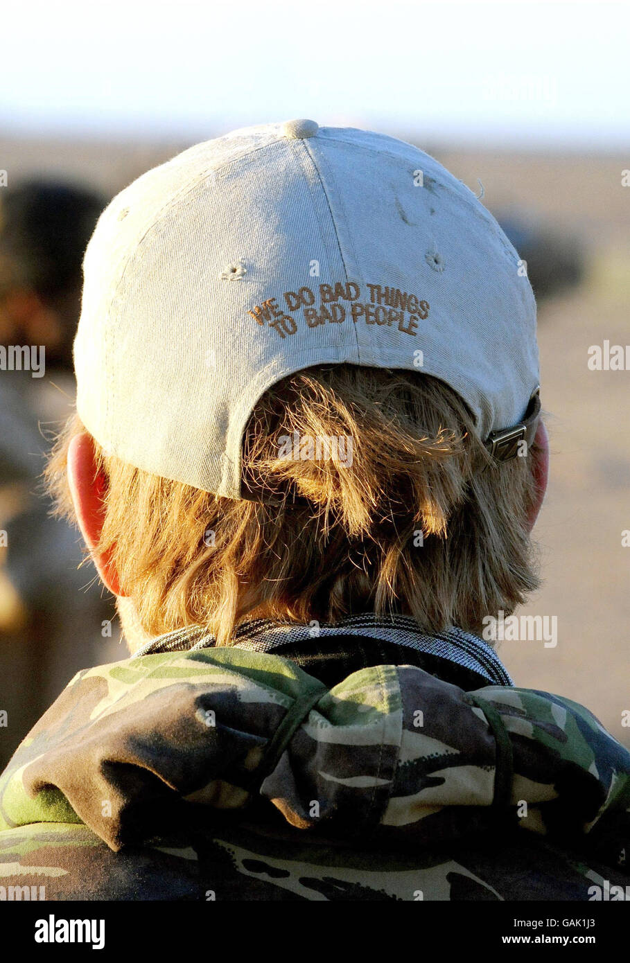 desconectado ingeniero tono El Príncipe Harry lleva una gorra de béisbol con el mensaje "hacemos cosas  malas a la gente mala", en el desierto de la provincia de Helmand, en el  sur de Afganistán Fotografía