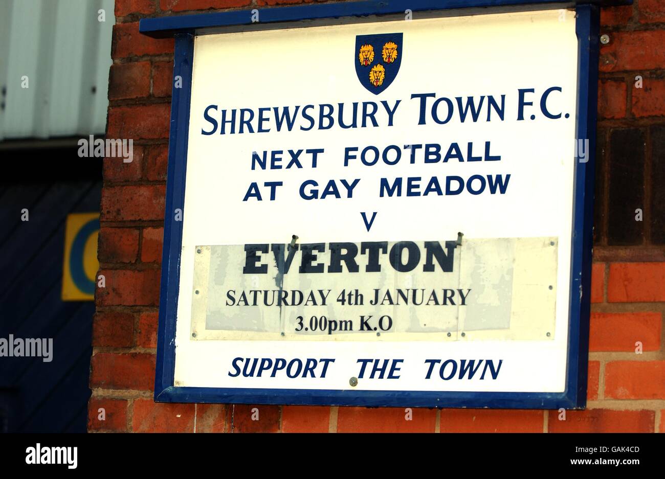 Un anuncio para la Shrewsbury Town v Everton FA Cup Partido en Gay Meadow Foto de stock
