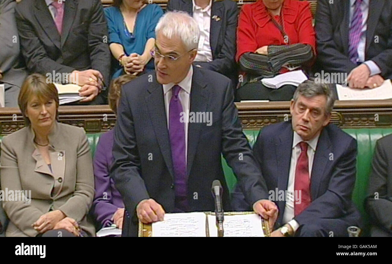 El Canciller del Tesoro Alistair Darling pronuncia su discurso sobre el presupuesto en la Cámara de los comunes. Foto de stock