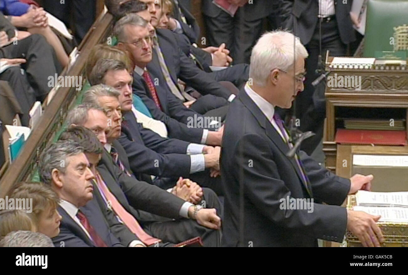 El Canciller del Tesoro Alistair Darling pronuncia su discurso sobre el presupuesto en la Cámara de los comunes. Foto de stock
