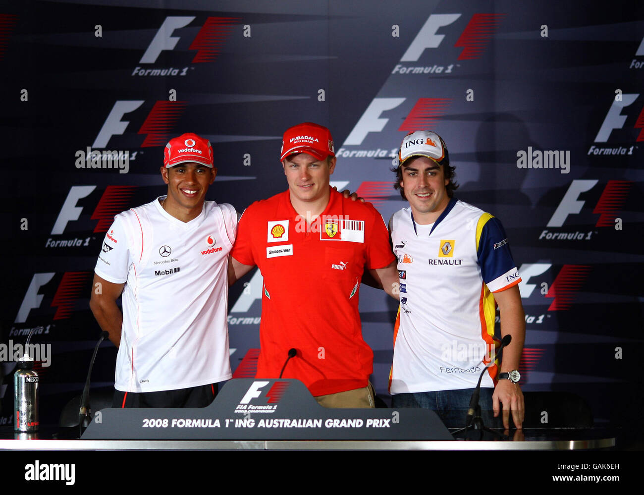 (De izquierda a derecha) Lewis Hamilton, el piloto de McLaren Mercedes, Kimi Raikkonen y el piloto de Renault, Fernando Alonso, en una conferencia de prensa en Albert Park, Melbourne, antes del Gran Premio de Australia. Foto de stock
