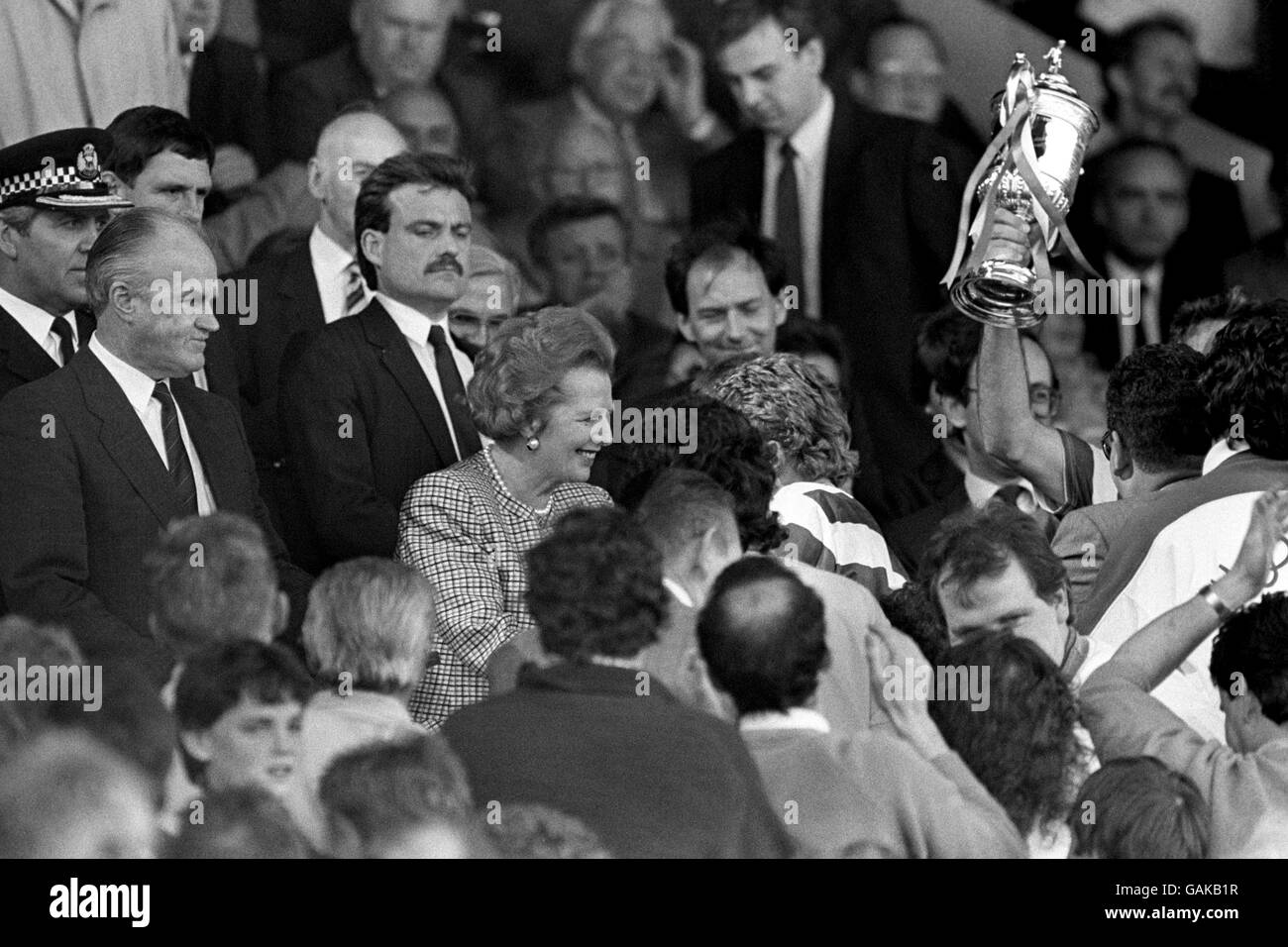 Fútbol Escocés - Copa Escocesa - Final - Celtic v Dundee United - Hampden Park. La Primera Ministra, la Sra. Margaret Thatcher, presenta la Copa FA Escocesa al Celtic Foto de stock