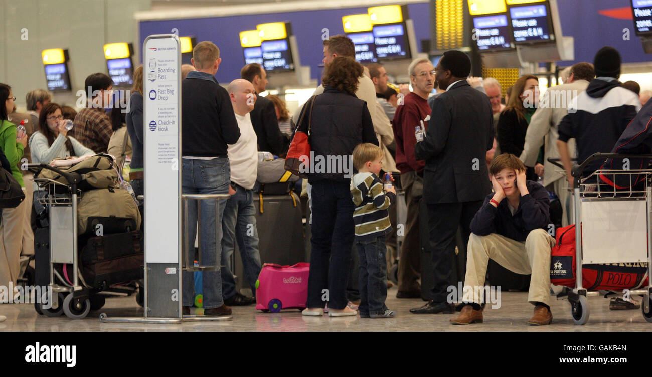 Los pasajeros hacen cola para facturar en la sala de salidas de la Terminal 5 de Heathrow en Londres. Foto de stock