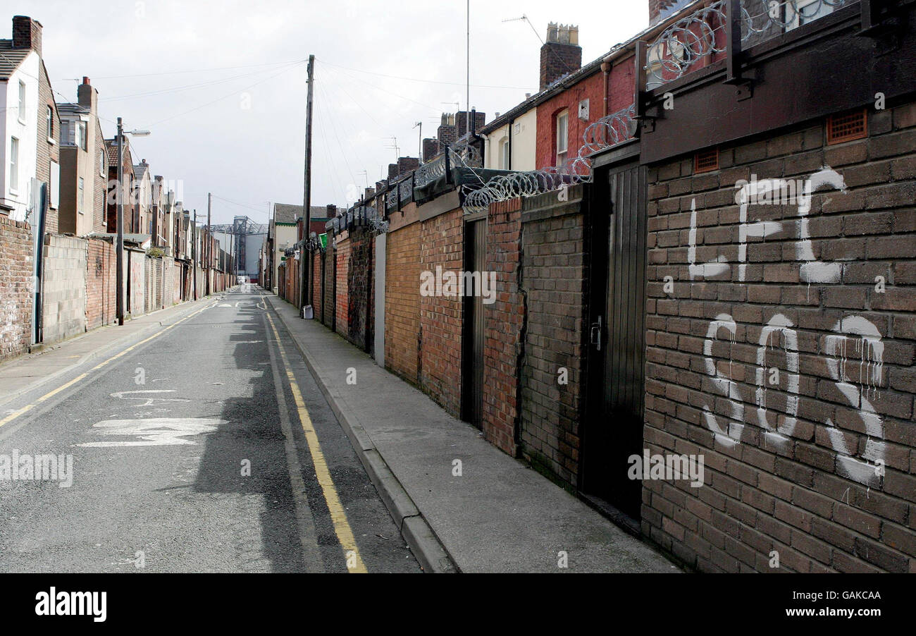 Graffitti en el club de fútbol de Liverpool. Graffitti cerca del estadio del club de fútbol de Liverpool mostrando los disturbios de los aficionados en la propiedad americana del club. Foto de stock