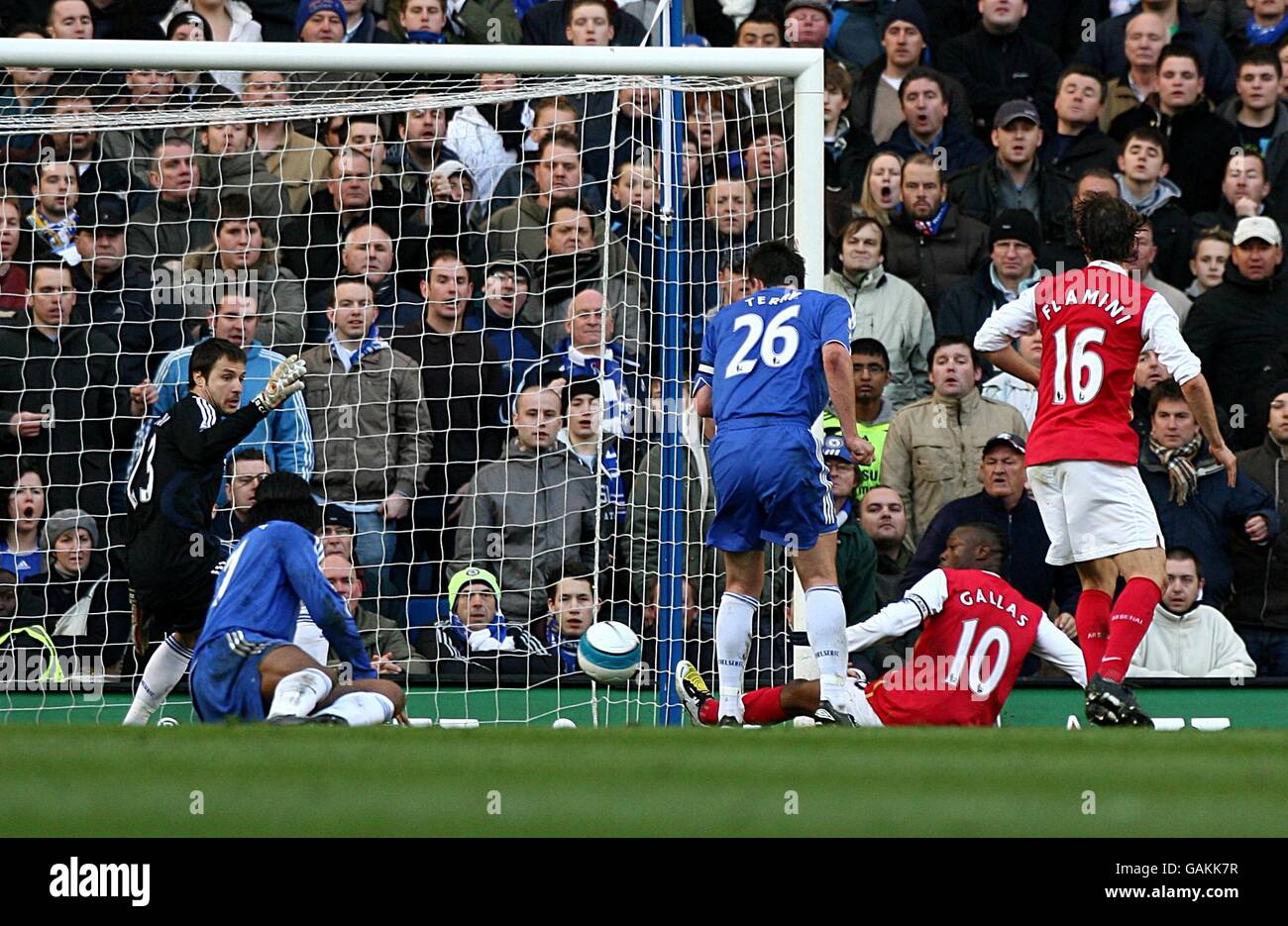 Fútbol - Barclays Premier League - Chelsea contra Arsenal - Stamford Bridge. William Gallas, del Arsenal, llega al puesto Foto de stock