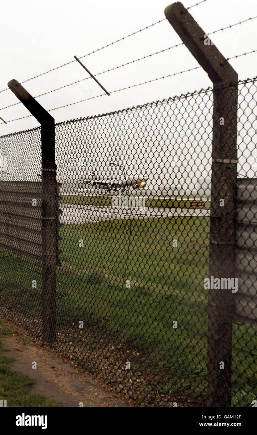 La valla perimetral alrededor del aeropuerto de Heathrow en el lado norte, donde un hombre subió esta tarde, aspando un susto de seguridad en el aeropuerto. Foto de stock