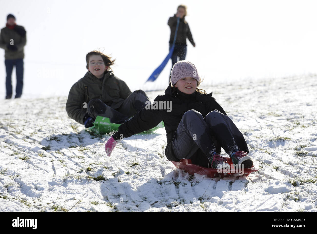 Los jóvenes disfrutan de la nieve de Pascua en el pueblo de Rastrick, West Yorkshire. Foto de stock