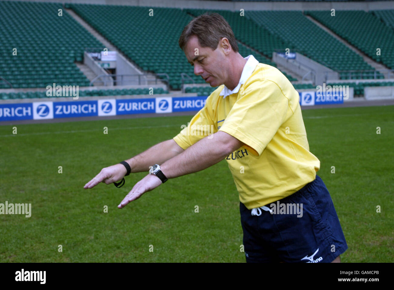 Rugby Union, Referee Signals. Caer voluntariamente sobre un jugador Foto de stock