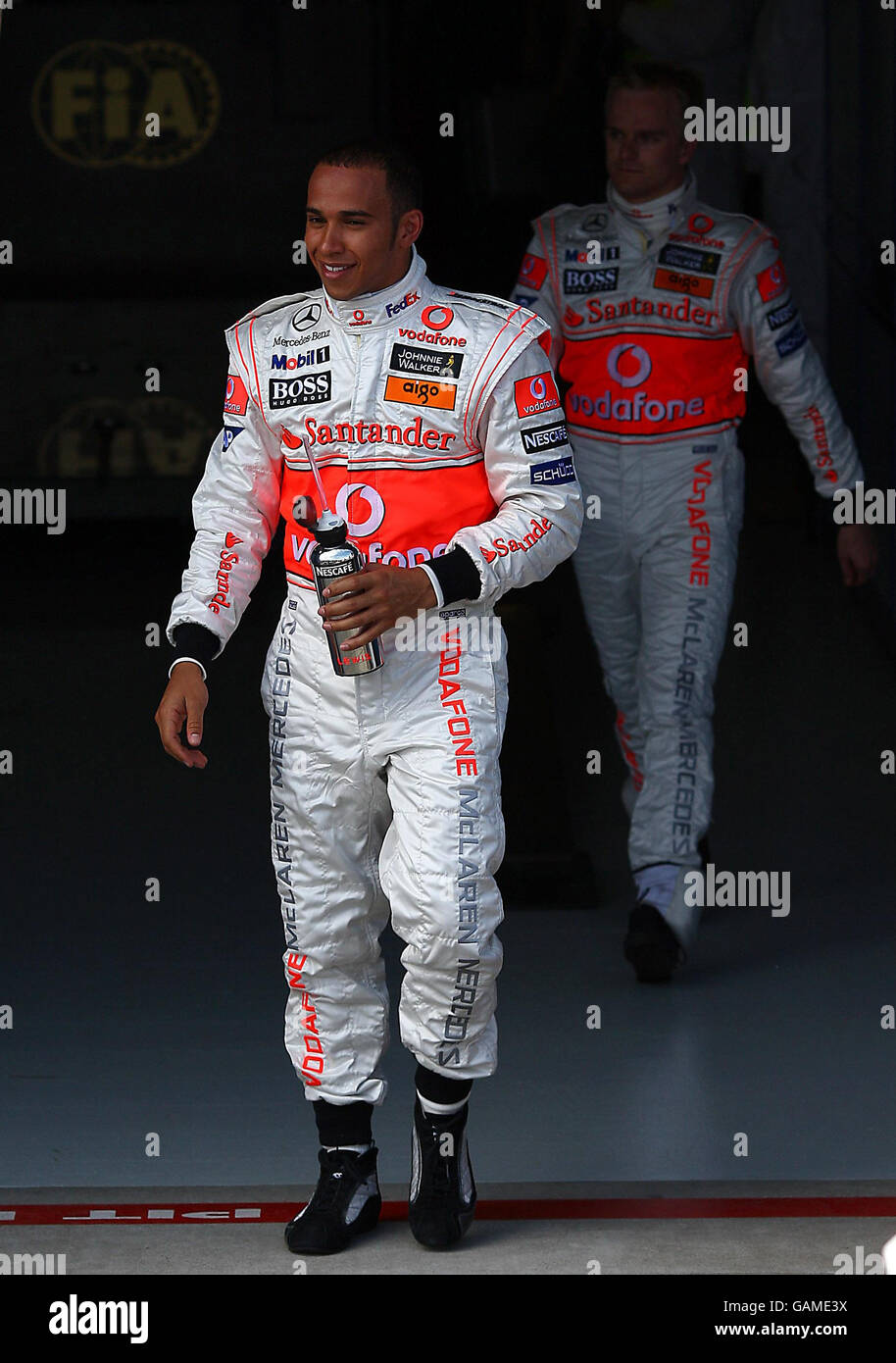 Lewis Hamilton de Gran Bretaña y su compañero Heikki Kovalainen durante la clasificación en Albert Park, Melbourne, Australia. Foto de stock