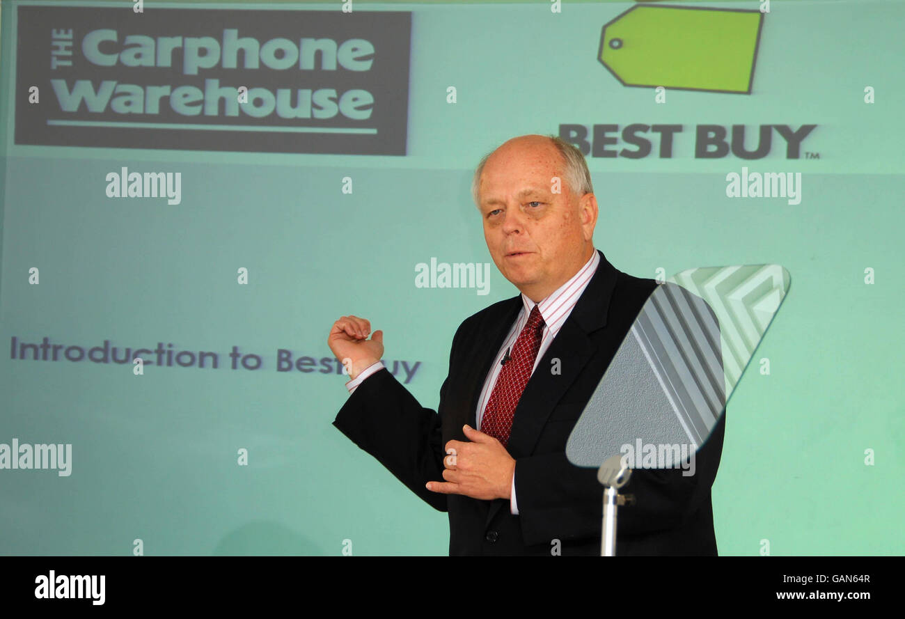 Bradbury H Anderson, director ejecutivo del grupo estadounidense Best Buy en una conferencia de prensa en Londres. Foto de stock