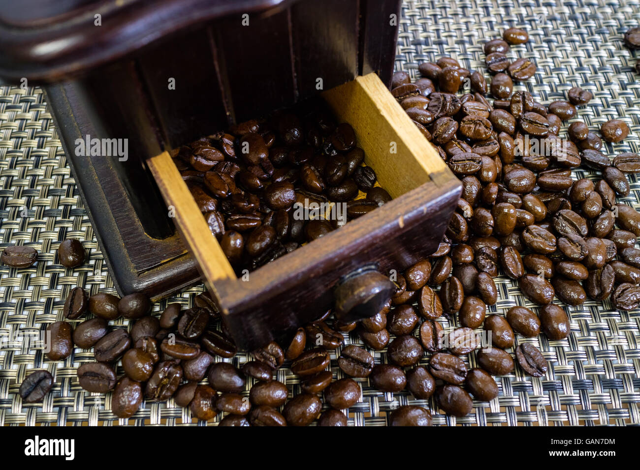 Un Molino De Mano De Edad Para Moler Los Granos De Café, Granos De Café  Tostado Sobre Un Fondo Blanco. Fotos, retratos, imágenes y fotografía de  archivo libres de derecho. Image 51482250