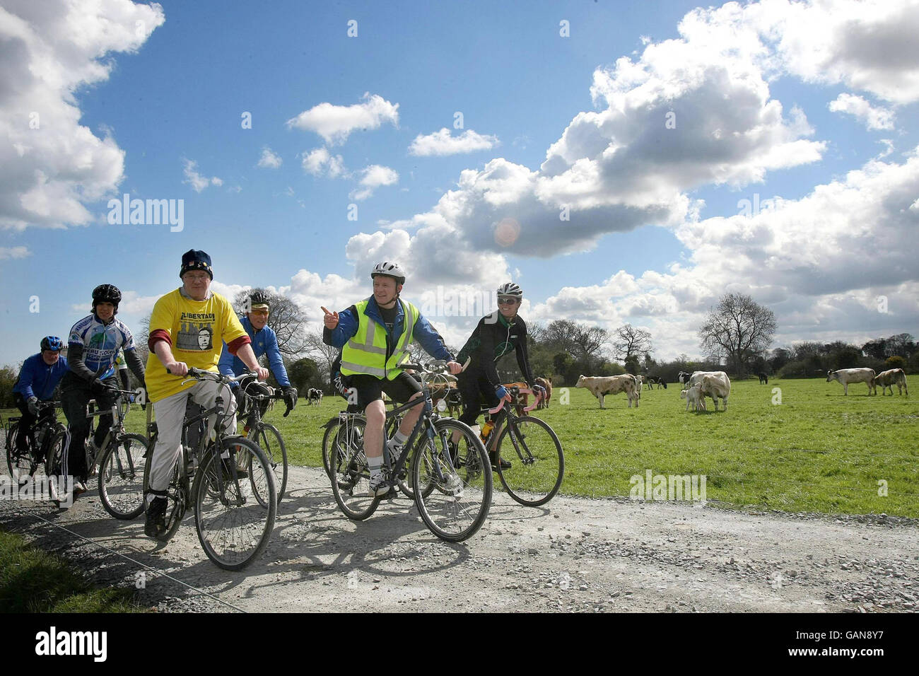Trevor Sergeant y colegas en bicicleta desde Dublín al hotel esta mañana antes de la 26ª Conferencia Anual del Partido Verde. Foto de stock