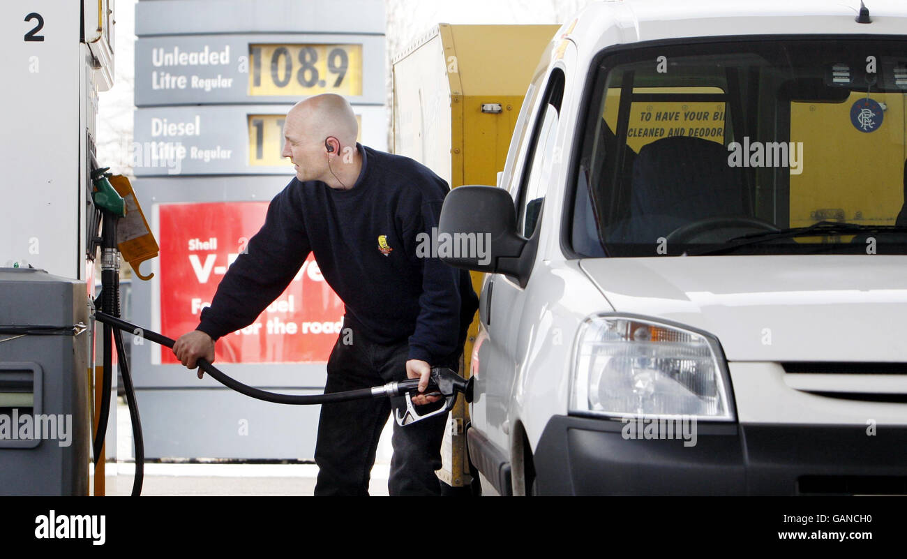 Conversaciones de paz de Grangemouth ACAS. Un motorista se llena de combustible en una gasolinera de Old Perth Road en Inverness, Escocia. Foto de stock