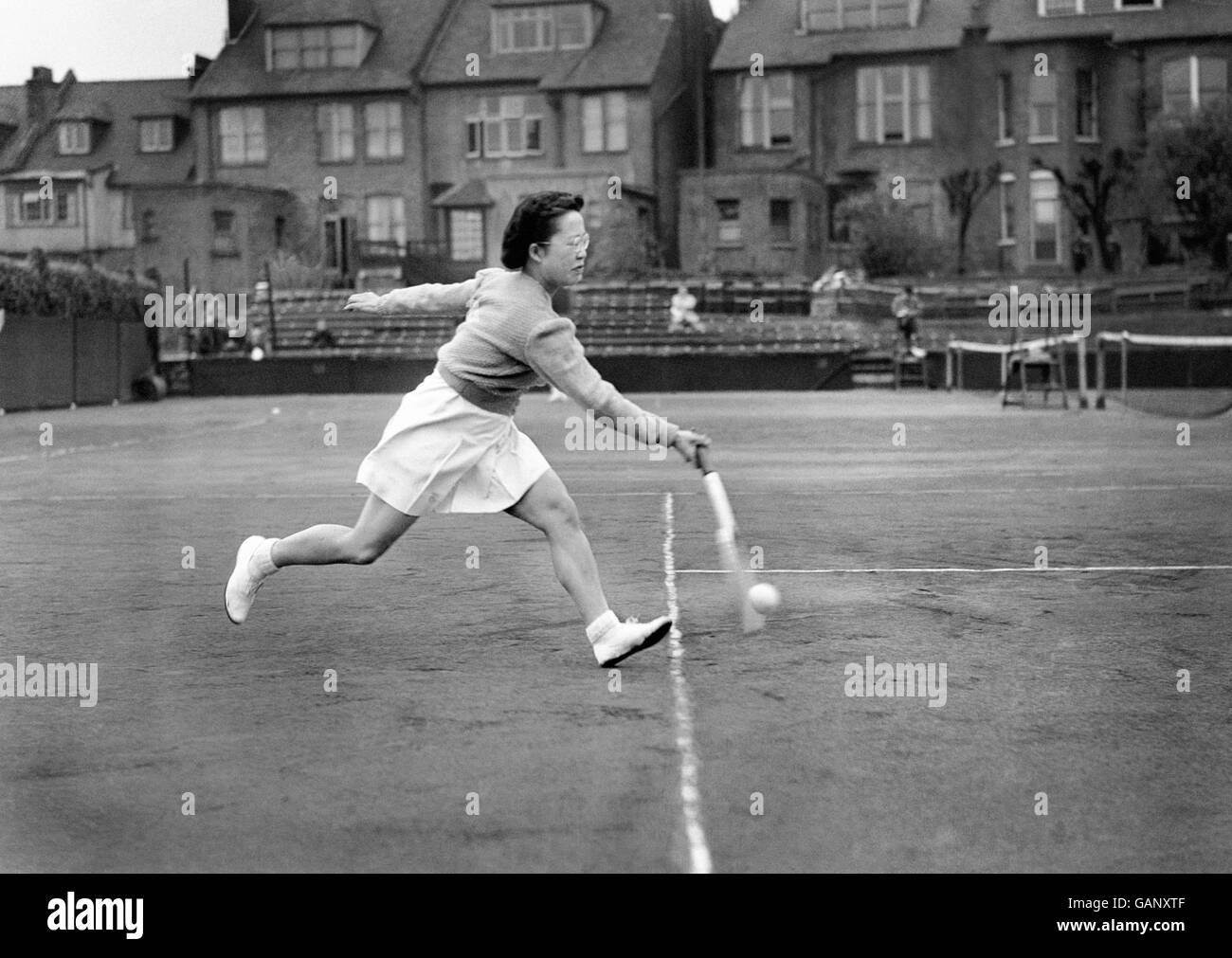 Tenis - Torneo de Tenis Cumberland - Hampstead. Miss Gem Hoahing en juego. Foto de stock