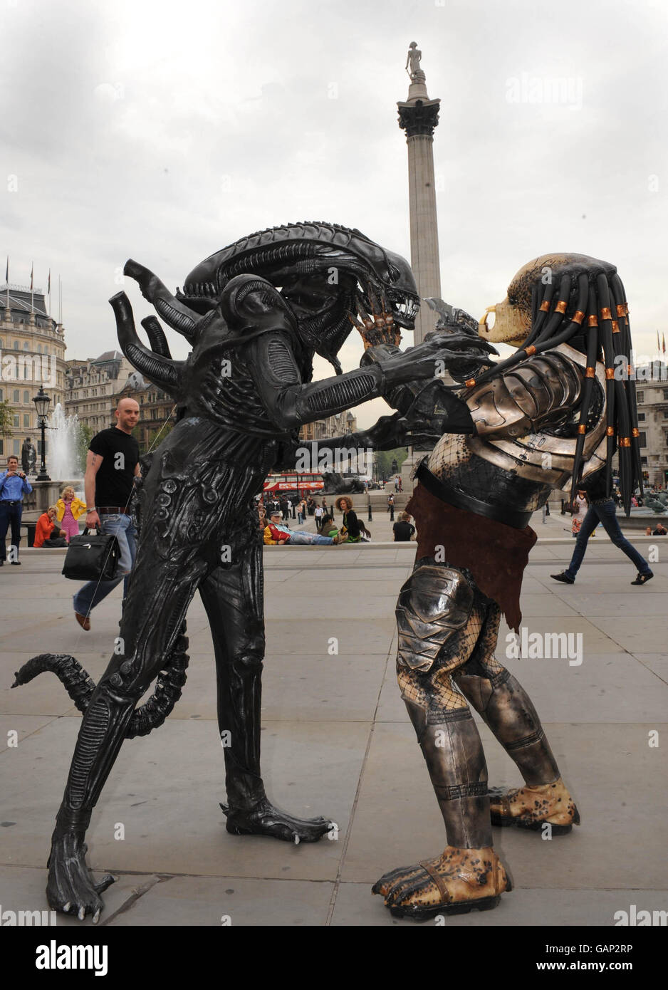 Los personajes alienígenas y del traje del Predator pasan el día como  turistas explorando Londres antes del lanzamiento de Alien vs. Predator 2:  Requiem Fotografía de stock - Alamy