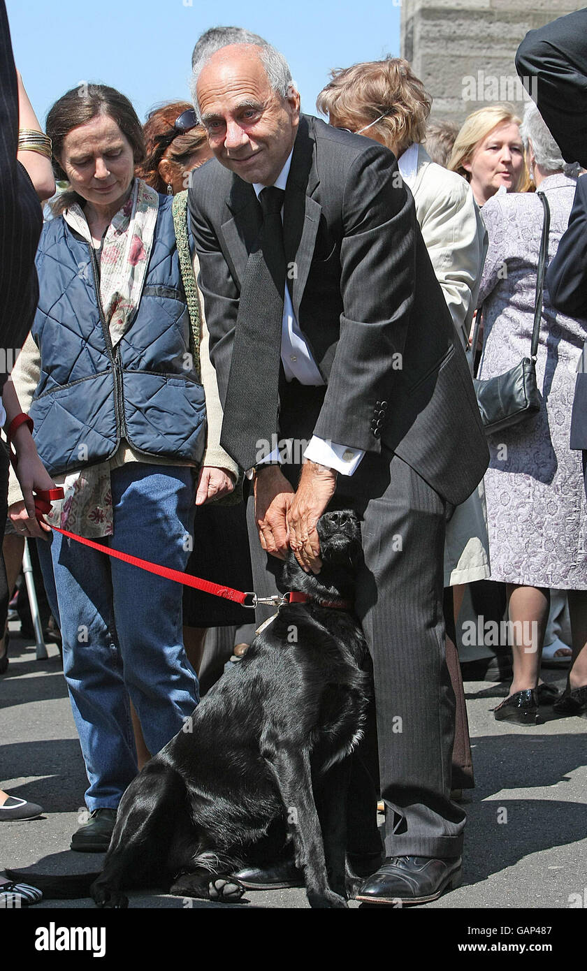 El socio de Nuala O'Faolain, John LowBeer (centro) y el perro Mabel