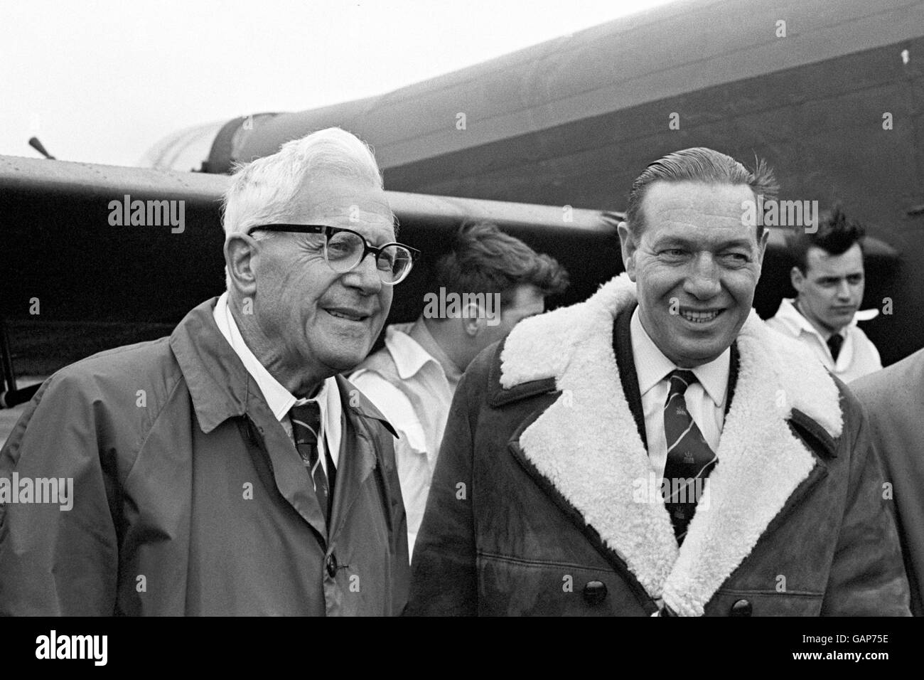 Dr. Barnes Wallis, izquierda, inventor de la 'bomba que rebotaba' que fue utilizada para violar las presas Moehne y Eder en mayo de 1943 en Scampton, hogar del Squadron No.617 (Dambusters). Foto de stock