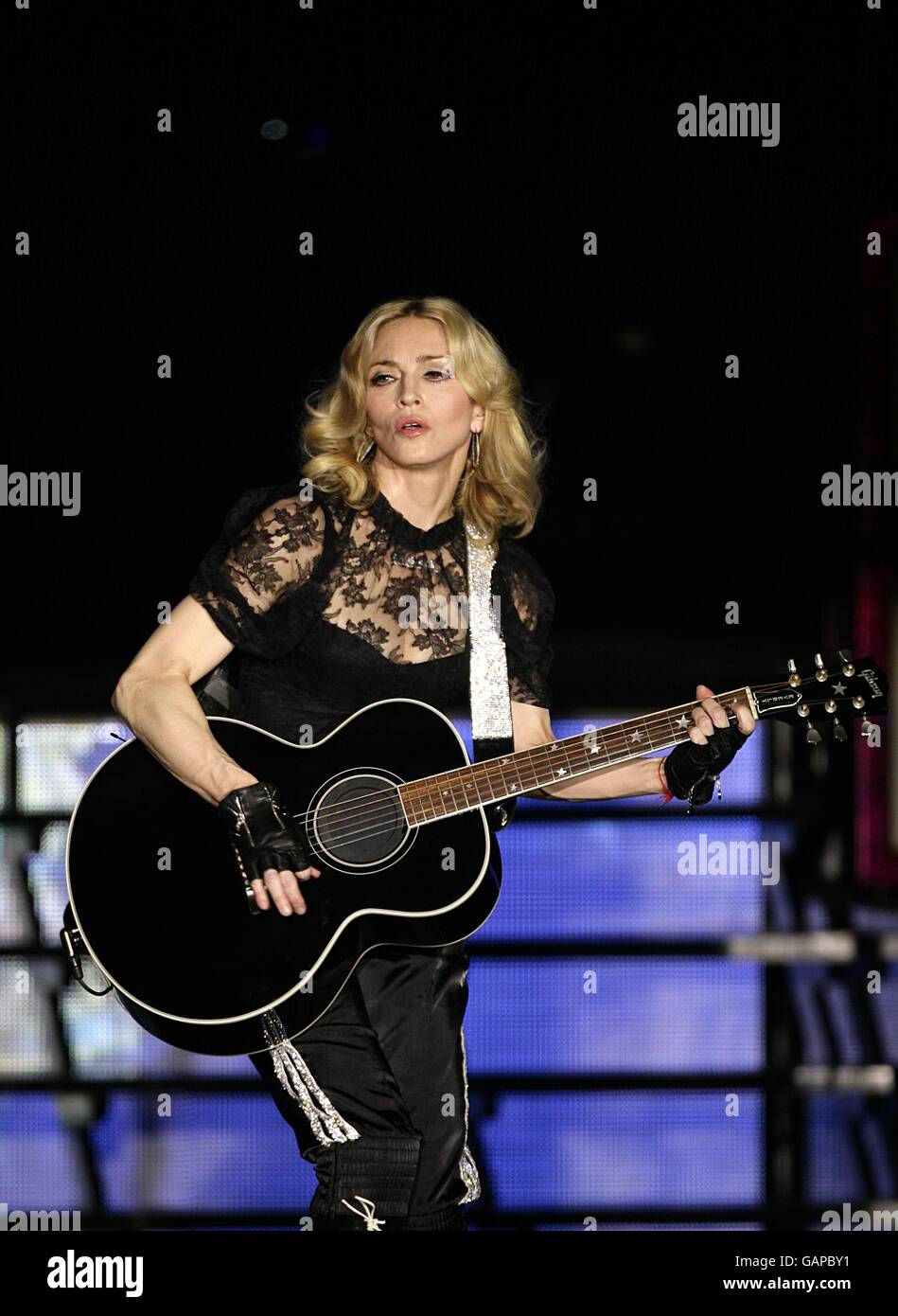 BBC Radio 1 Big Weekend - Maidstone. Madonna actúa durante el Big Weekend  de Radio 1 en Mote Park, Maidstone, Kent Fotografía de stock - Alamy